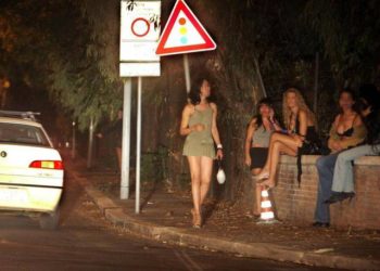 U përgatitën për “treshe” me eskortën, dy shqiptarëve iu ndodh e papritura kur hapin derën e hotelit