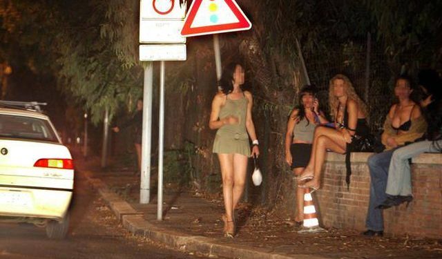 U përgatitën për “treshe” me eskortën, dy shqiptarëve iu ndodh e papritura kur hapin derën e hotelit