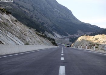 Afera në Rrugën Kardhiq-Delvinë, ish-drejtoresha e ARRSH përballë biznesmenit në gjykatë