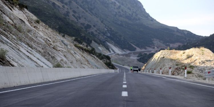 Afera në Rrugën Kardhiq-Delvinë, ish-drejtoresha e ARRSH përballë biznesmenit në gjykatë