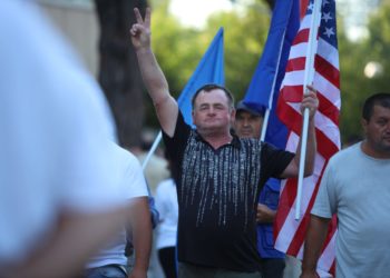 Në protestën e PD nuk mungojnë flamujt amerikanë (FOTO)