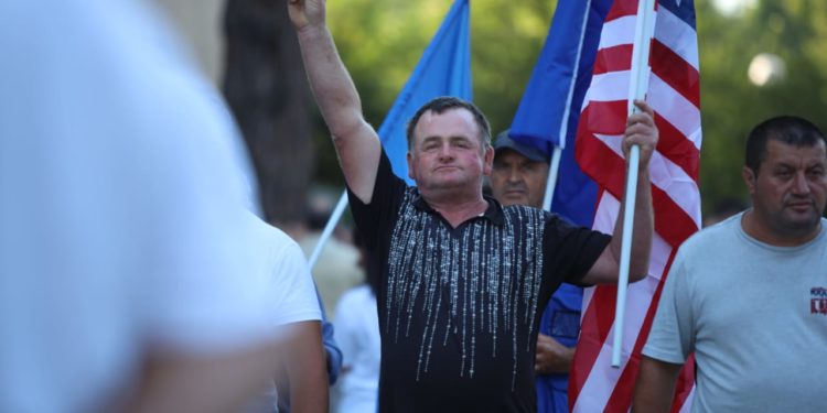 Në protestën e PD nuk mungojnë flamujt amerikanë (FOTO)