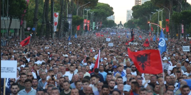 Shqiptarët, dëshpërimisht të dëshpëruar!