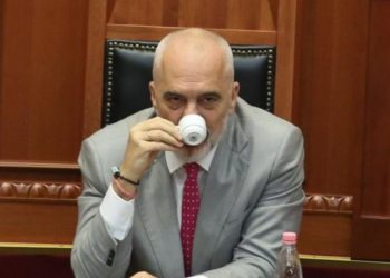 Rama pi kafe në Parlament, Ben Ahmetaj diçka i thotë te veshi (FOTO)