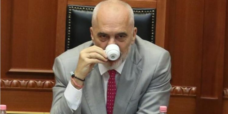 Rama pi kafe në Parlament, Ben Ahmetaj diçka i thotë te veshi (FOTO)