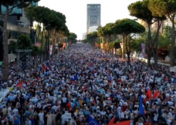 Protesta e parë e Berishës si kryetar i PD, mijëra mbështetës në bulevard