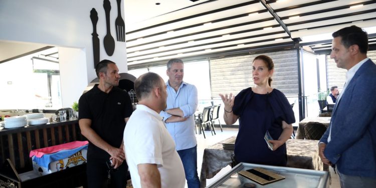 Çmimet e kripura në Ksamil, ministrja Kumbaro thirrje bizneseve: Jini transparent me turistët