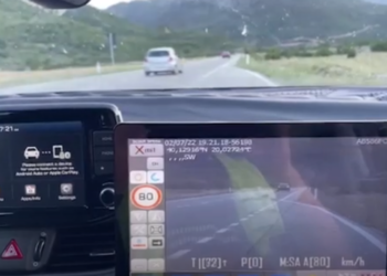 Makina inteligjente nis monitorimin në rrugën Kardhiq-Delvinë, “fluturojnë” 20 patenta (VIDEO)