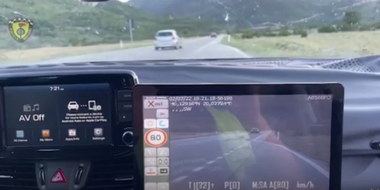 Makina inteligjente nis monitorimin në rrugën Kardhiq-Delvinë, “fluturojnë” 20 patenta (VIDEO)