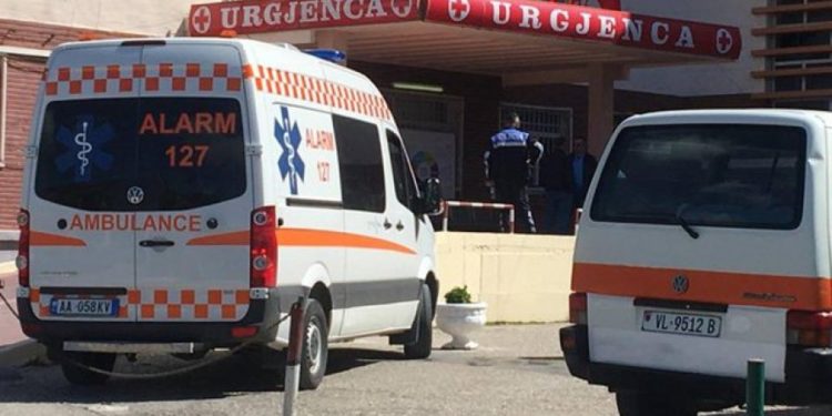 E rëndë/ Vajza hidhet nga ballkoni pas sherrit me prindërit, thyen këmbët