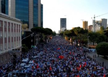 Protestuesit para Kryeministrisë: Jetojmë kot. Korrupsioni i madh