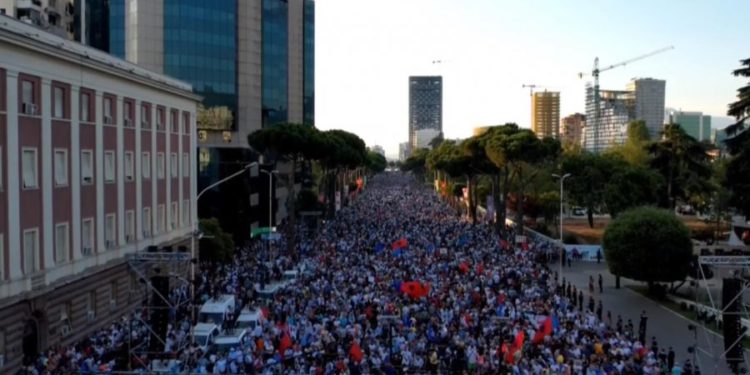 Protestuesit para Kryeministrisë: Jetojmë kot. Korrupsioni i madh