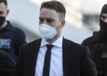 I mbyti nënën me jastëk, piloti që shokoi Greqinë i kalon gjithë pasurinë vajzës së vogël