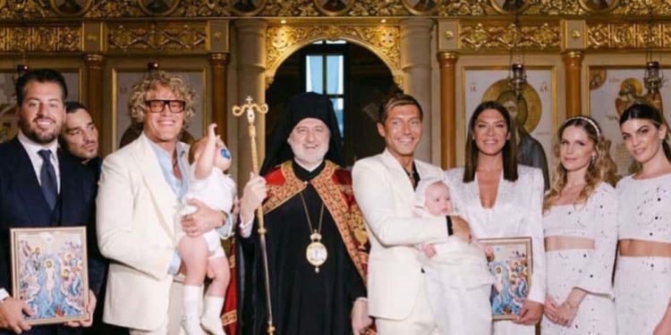 Kisha Ortodokse greke thyen tabutë, pagëzohen për herë të parë fëmijët e një çifti gay (VIDEO)