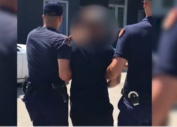 VIDEO/ I gjetën “të bardhë” në shtëpi, momenti kur policia çon në komisariat të riun nga Lazarati