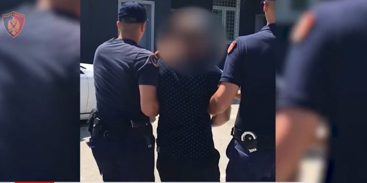 VIDEO/ I gjetën “të bardhë” në shtëpi, momenti kur policia çon në komisariat të riun nga Lazarati