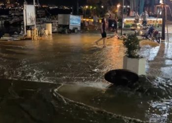 E pazakontë në Sarandë/ Shi i rrëmbyer në mes të verës, përmbytet shëtitorja e re (VIDEO)