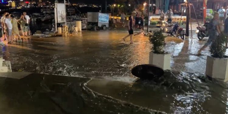 E pazakontë në Sarandë/ Shi i rrëmbyer në mes të verës, përmbytet shëtitorja e re (VIDEO)