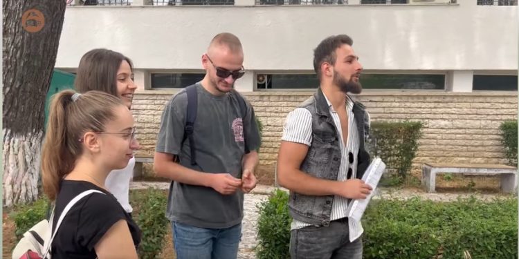 Programi ambasadës amerikane, 10 studentë të Universitetit të Gjirokastrës nisen për SHBA (VIDEO)
