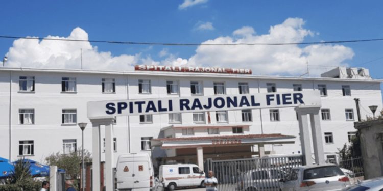 E rëndë/ 30-vjeçari plagos me thikë nënën, policia i vihet nga pas