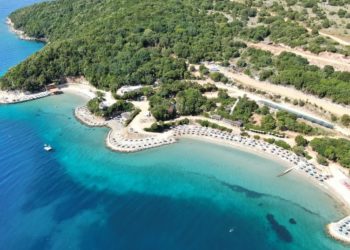 40 euro një çadër te “Pema e Thatë” në Ksamil dhe pa asnjë taksë në shtet, policia bllokon dy subjekte