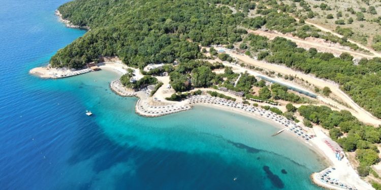 40 euro një çadër te “Pema e Thatë” në Ksamil dhe pa asnjë taksë në shtet, policia bllokon dy subjekte