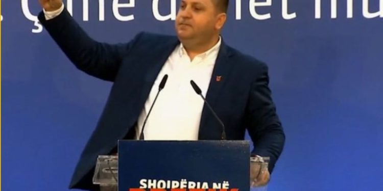 Folësit në protestën e Berishës i vjedhin portofolin: Aman ma ktheni se kam shumë karta