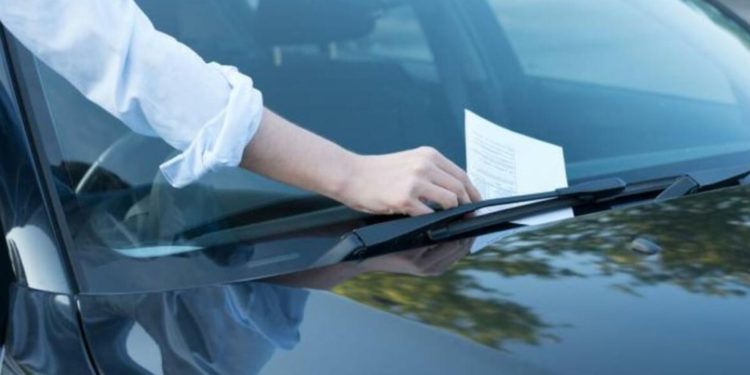 Kishte 36 vite që parkonte makinën tek i njëjti vend, burri gjobitet pas 3 dekadash