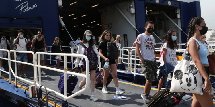 Greqia “hap thesin”, paguan njerëzit të shkojnë të bëjnë pushime. Ja si të aplikoni për të marrë kuponin