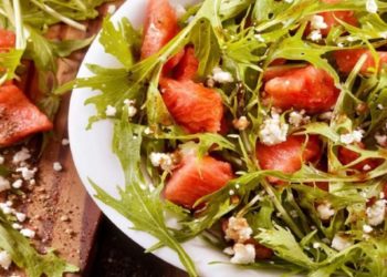 Sallatë me rukola dhe shalqi, shije dhe freski