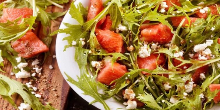 Sallatë me rukola dhe shalqi, shije dhe freski