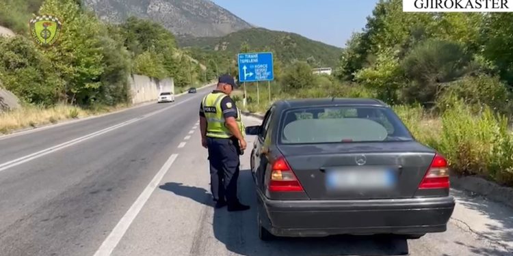 Kontrollet e policisë rrugore në Gjirokastër, policia vendos 340 gjoba (VIDEO)