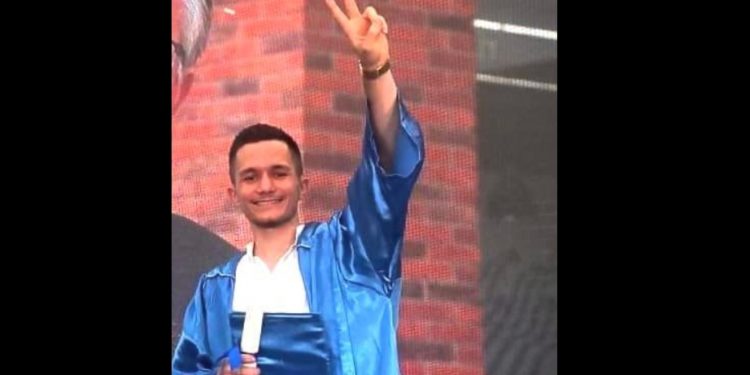 Universiteti mesazh prekës për Armandon nga Saranda: E hodhi kapelen e diplomimit bashkë me ëndrrat për të ardhmen, Zoti dhe ëngjëjt e deshën pranë vetes