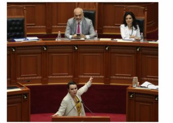 “Foltore dhe gojore”, Duma shpërthen kundër Ramës: Sa mirë që më ka bërë Zoti grua (FOTO)