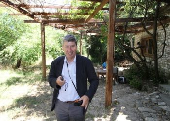 “Shqipëria shtet artificial”, gazetari ‘shpërthen’ kundër studiuesit anglez që është në bordin e Butrintit: Të shpallet “non grata”, po kush ta bëjë thuaj, këta e kanë mendjen për resorte me 5 yje në jug