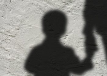 E pazakontë/ Familja shqiptare bën synet djalin, fëmijën ia merr në kujdestari shteti, pranga babait