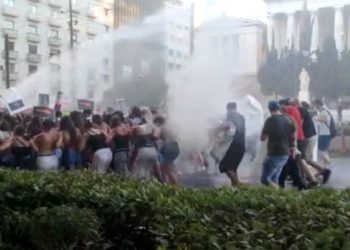 “Plas” në Athinë, grupet anarkiste përplasen ashpër me policinë