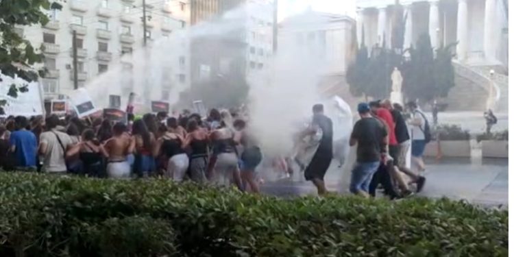 “Plas” në Athinë, grupet anarkiste përplasen ashpër me policinë