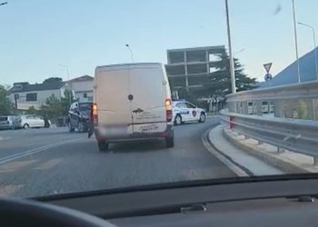 “Ndal policia”, shihni si arrestohet çifti në Tepelenë. Kishin mbushur furgonin me 23 klandestinë (VIDEO)
