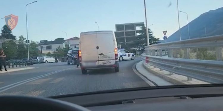 “Ndal policia”, shihni si arrestohet çifti në Tepelenë. Kishin mbushur furgonin me 23 klandestinë (VIDEO)