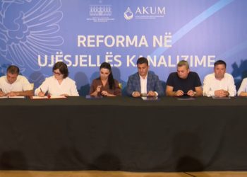 Të gjithë në rresht para Ramës, kryetarët e bashkive firmosin për “shkrirjen” e ndërmarrjeve të ujësjellësave