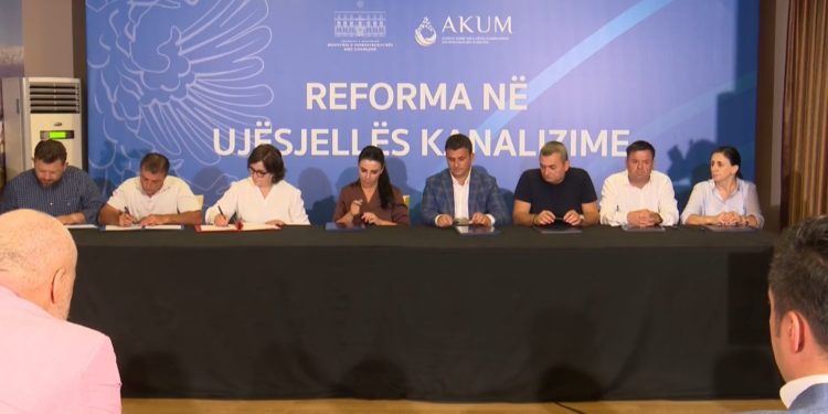 Të gjithë në rresht para Ramës, kryetarët e bashkive firmosin për “shkrirjen” e ndërmarrjeve të ujësjellësave