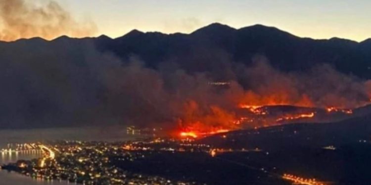 “Makth i zjarrtë” në Greqi, flakët “përpijnë” çfarë u del para (VIDEO)