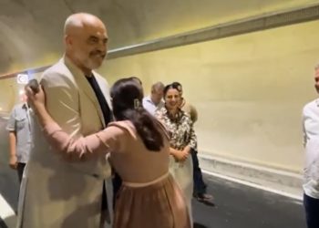 Momenti i sikletshëm për kryetaren e Delvinës, niset gjithë gaz të përqafojë Ramën, shihni si reagon kryeministri (VIDEO)