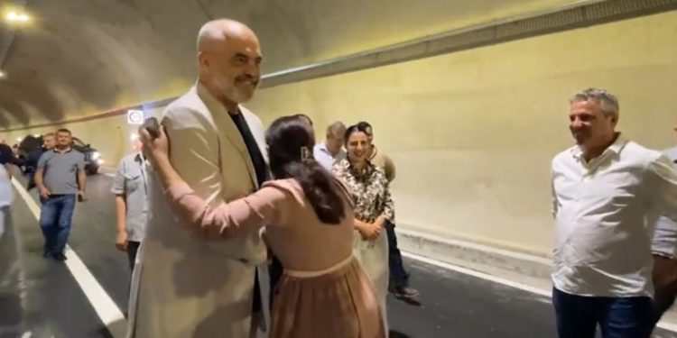 Momenti i sikletshëm për kryetaren e Delvinës, niset gjithë gaz të përqafojë Ramën, shihni si reagon kryeministri (VIDEO)