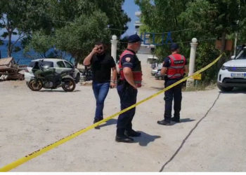 Lemeriten turistët në Vlorë, dy vëllezër zihen me armë pas sherrit për plazhin