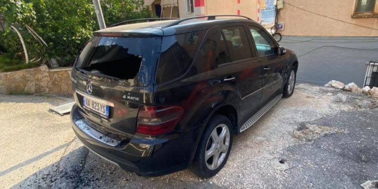 Sarandë, shkatërrohet makina e juristit të Kadastrës i arrestuar për korrupsion