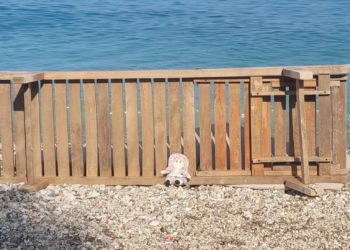 Një kukull te vendi ku komisari vrasës i mori jetën vajzës, braktiset plazhi në Himarë (FOTO)