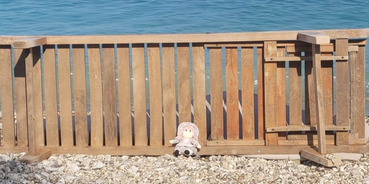 Një kukull te vendi ku komisari vrasës i mori jetën vajzës, braktiset plazhi në Himarë (FOTO)