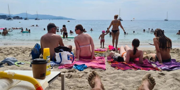 U habit nga darka në Gjirokastër, gazetari shkon në Parga: Askush s’të ndalon të përdorësh shtrojën tënde në plazhin e hotelit